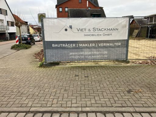 Schild von "Wetzel & Stachmann", Dienstleistungen in Bau- und Handelsbereich.